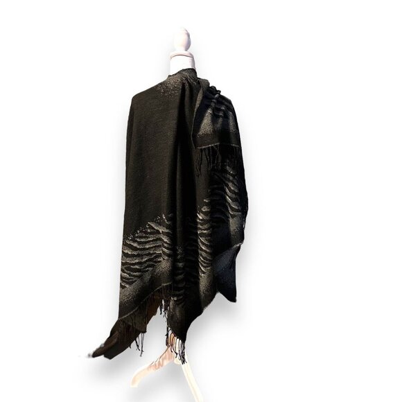 Elegant Black and Gray Wrap - Picture 8 of 15